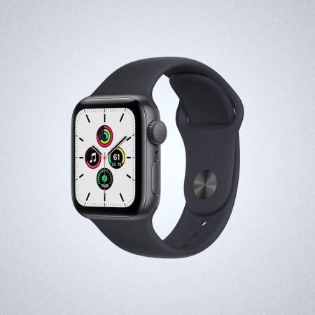 The Apple Watch SE 40mm on a gray backgorund