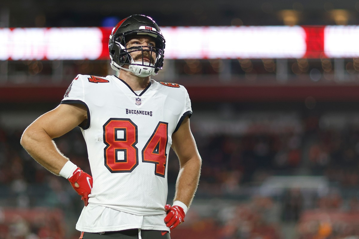 After Tua Tagovailoa Mess, Bucs Cameron Brate Plays With Concussion