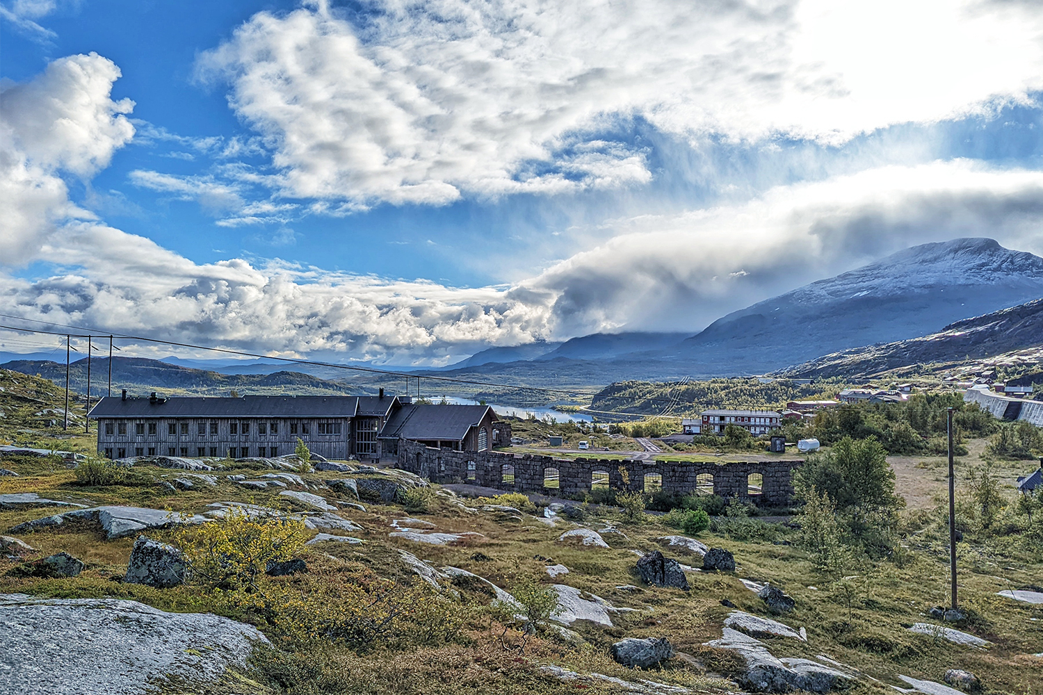Niehku Mountain Villa in Swedish Lapland with the mountains and clouds behind