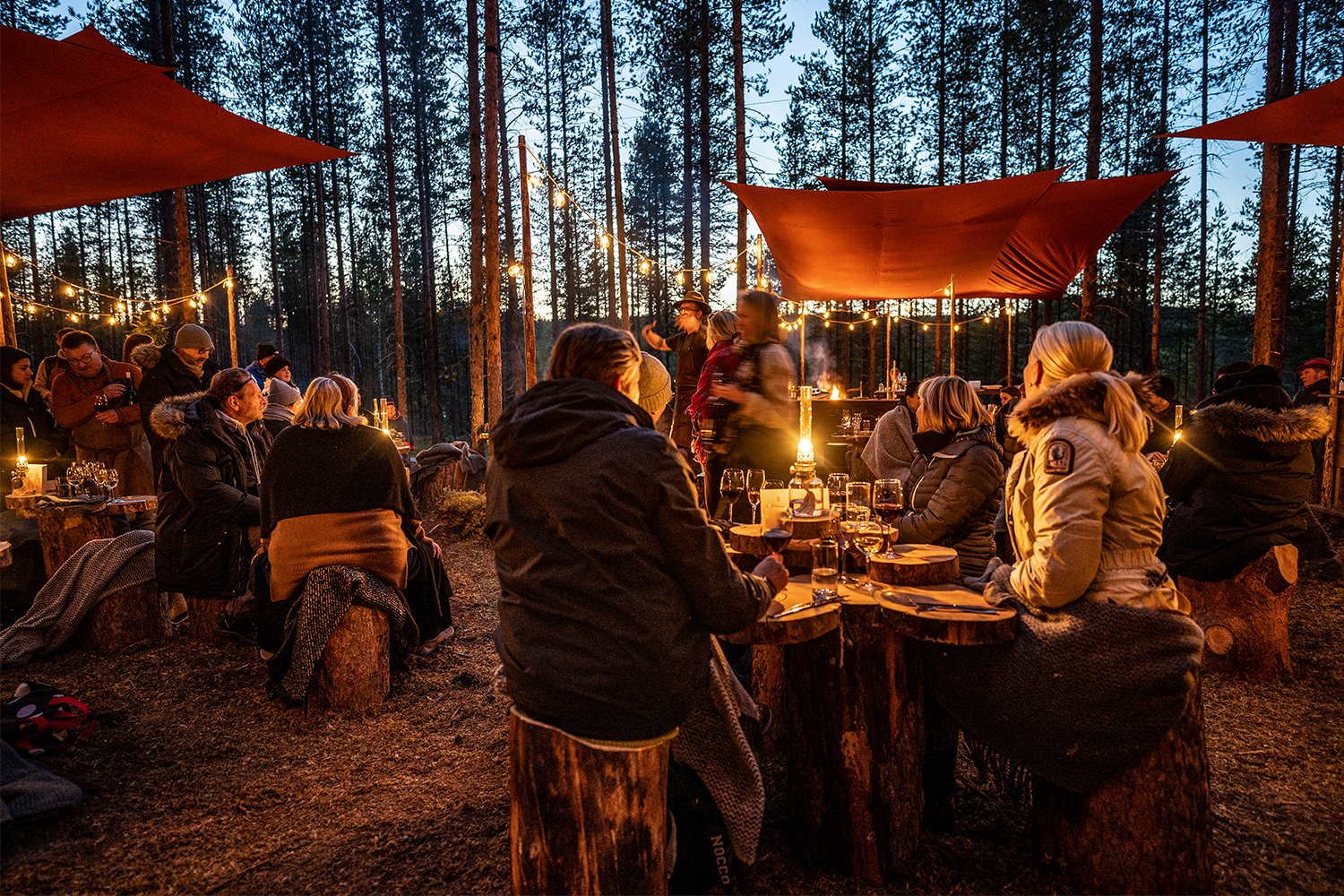 Diners gathered at tables at Stars du Nord 2022 in Swedish Lapland