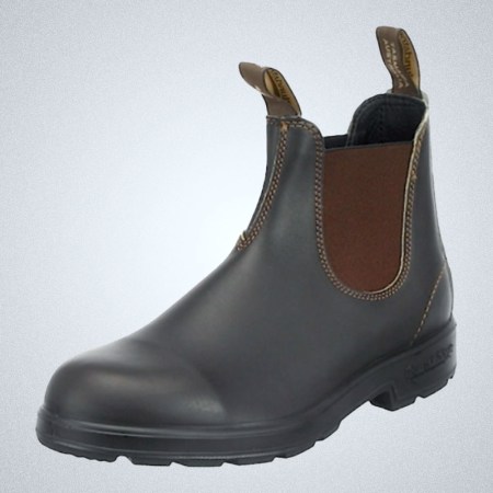 A black and brown Blundstone #500 boot on a grey background
