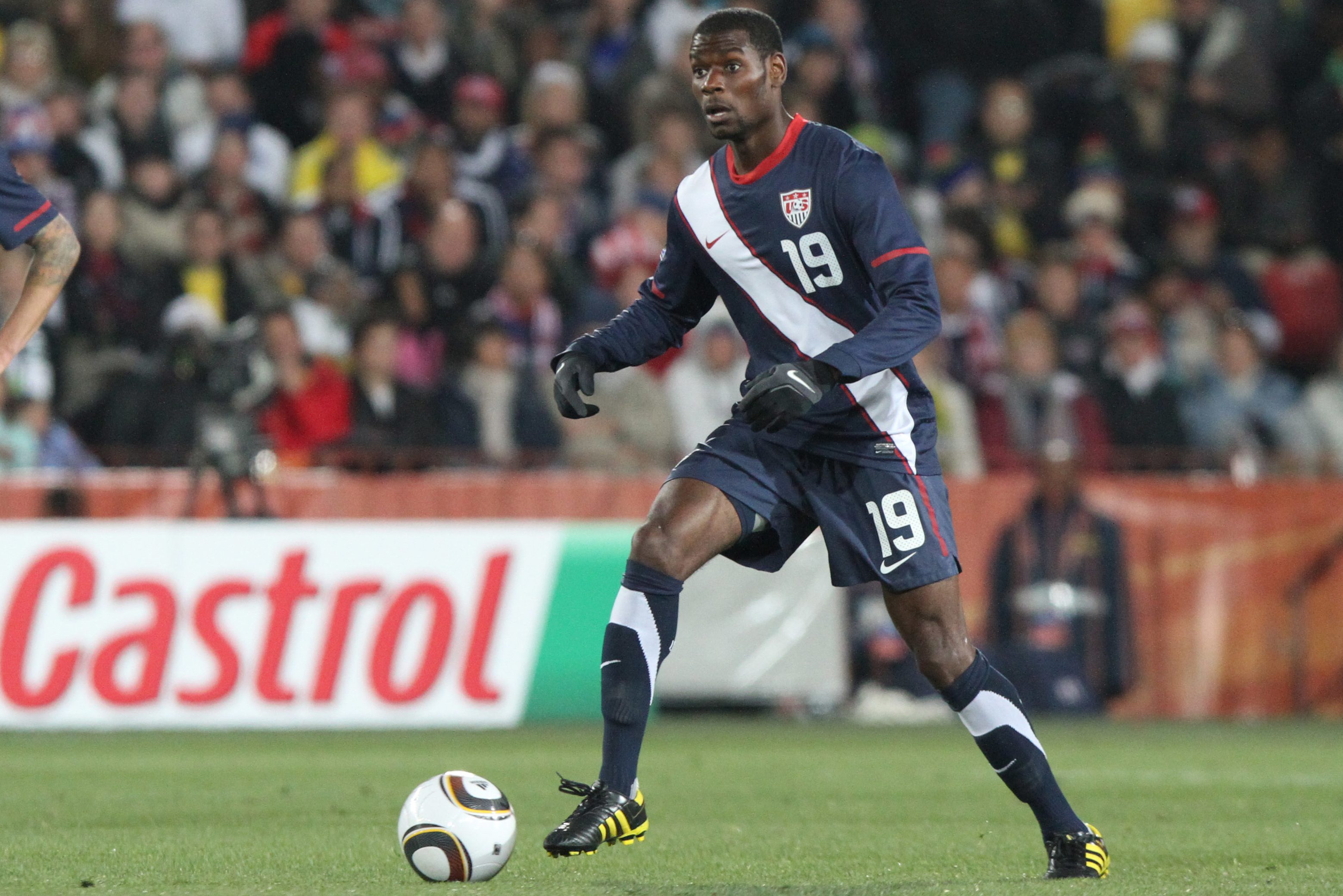 Maurice Edu plays in a 2010 World Cup match for the USMNT.