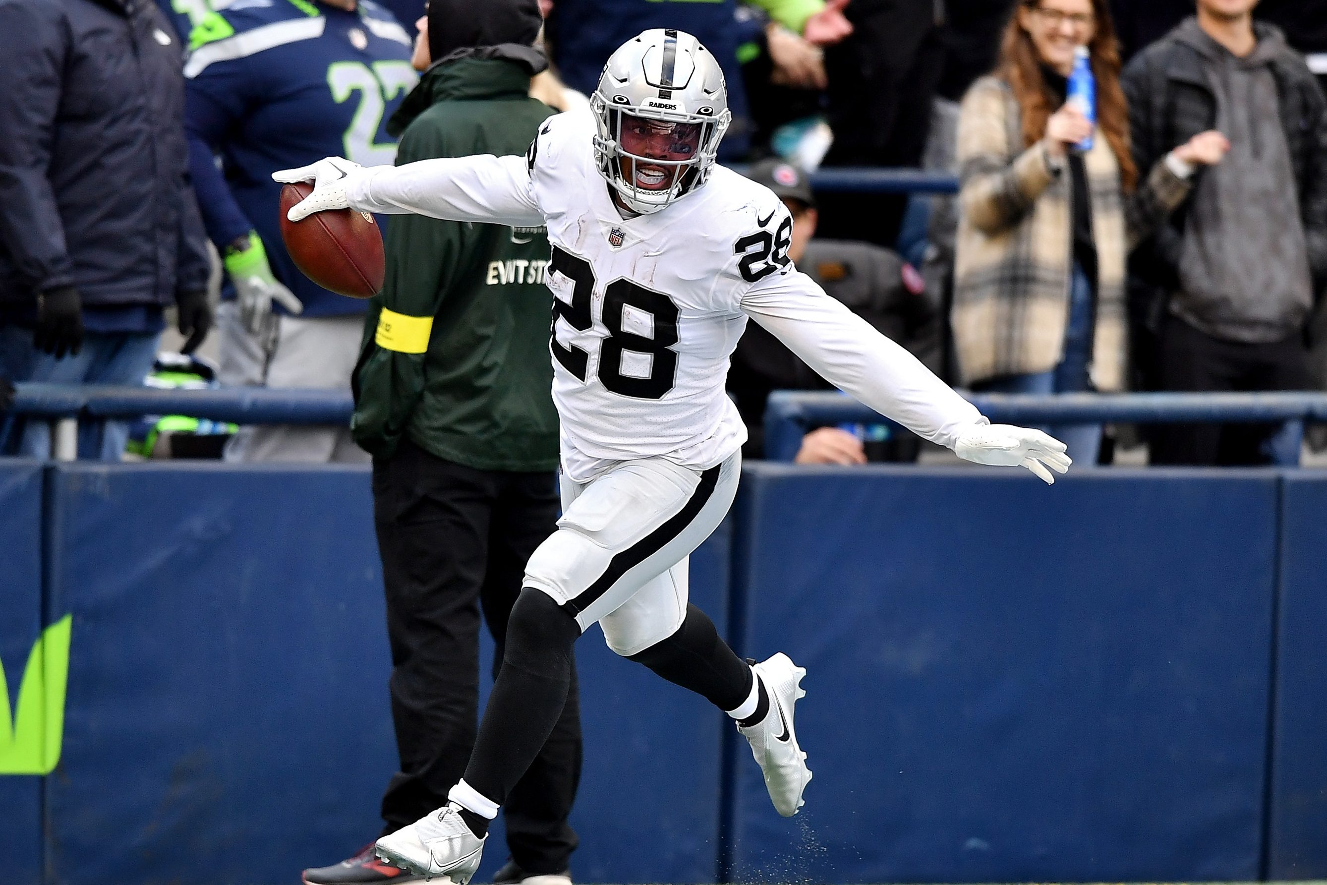 Josh Jacobs of the Raiders celebrates a touchdown against the Seahawks.