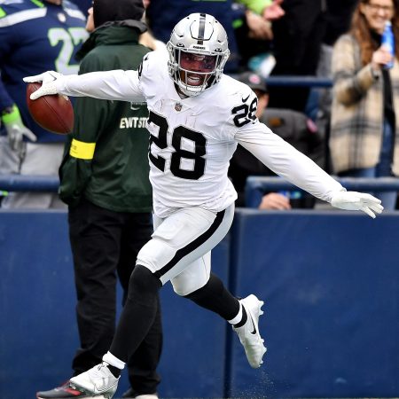 Josh Jacobs of the Raiders celebrates a touchdown against the Seahawks.