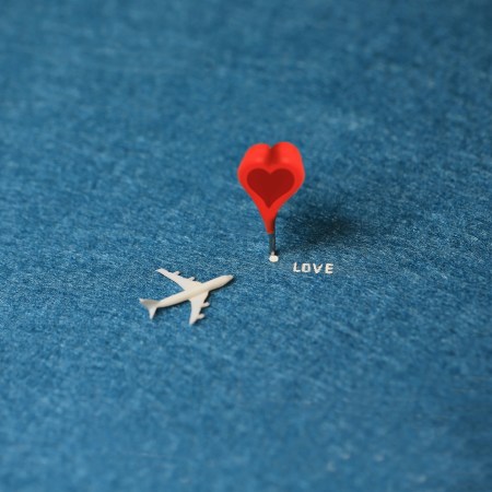 A caricature of a plane flying to a heart.