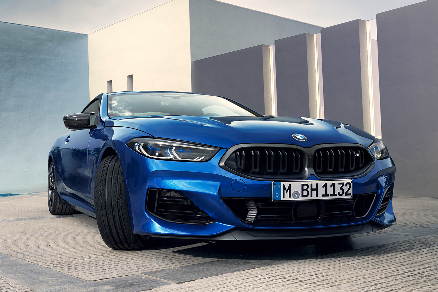 La parte delantera del BMW M850i ​​​​Coupe 2023 en azul, que probamos y revisamos