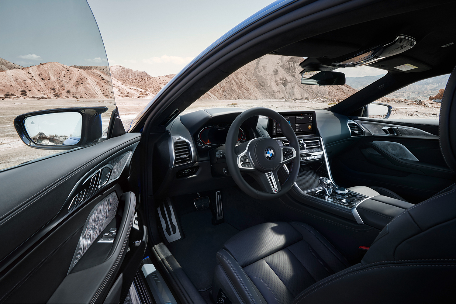 La cabina de alta tecnología del BMW M850i ​​​​Coupe 2023, aunque presenta una buena cantidad de controles analógicos