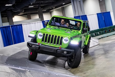 A 2019 Jeep Wrangler Rubicon, which would be covered under Jeep's new "Death Wobble" settlement, driving at the Washington Auto Show