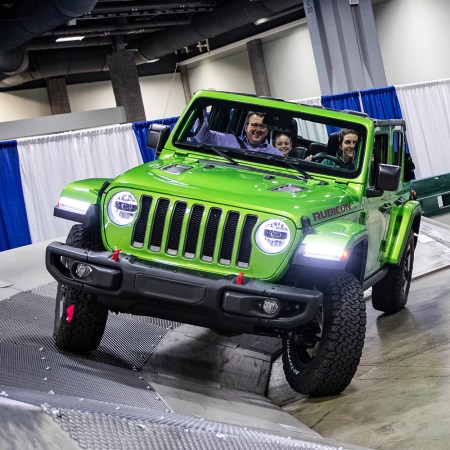 A 2019 Jeep Wrangler Rubicon, which would be covered under Jeep's new "Death Wobble" settlement, driving at the Washington Auto Show