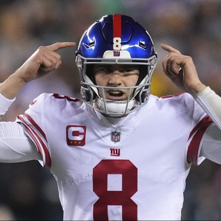 Daniel Jones of the Giants signals to his team against the Eagles.