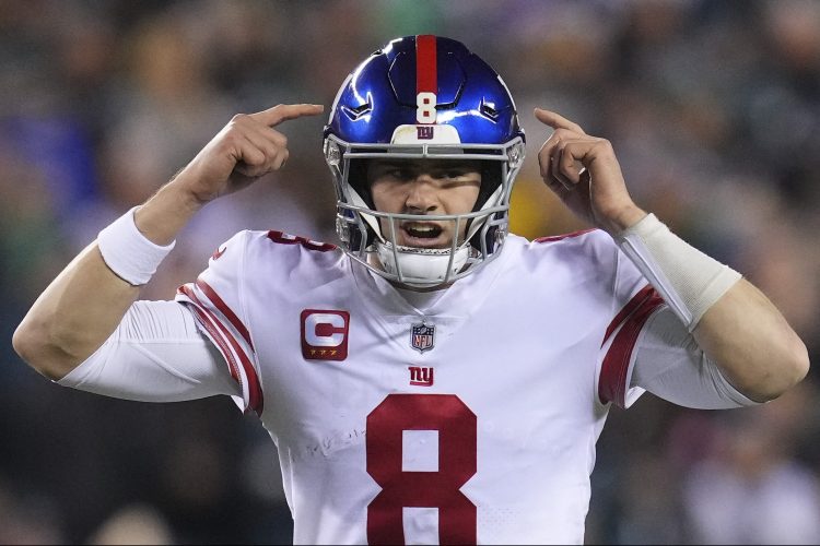 Daniel Jones of the Giants signals to his team against the Eagles.