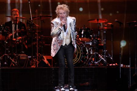 Rod Stewart Offers to Pay for Hospital Scans in U.K.