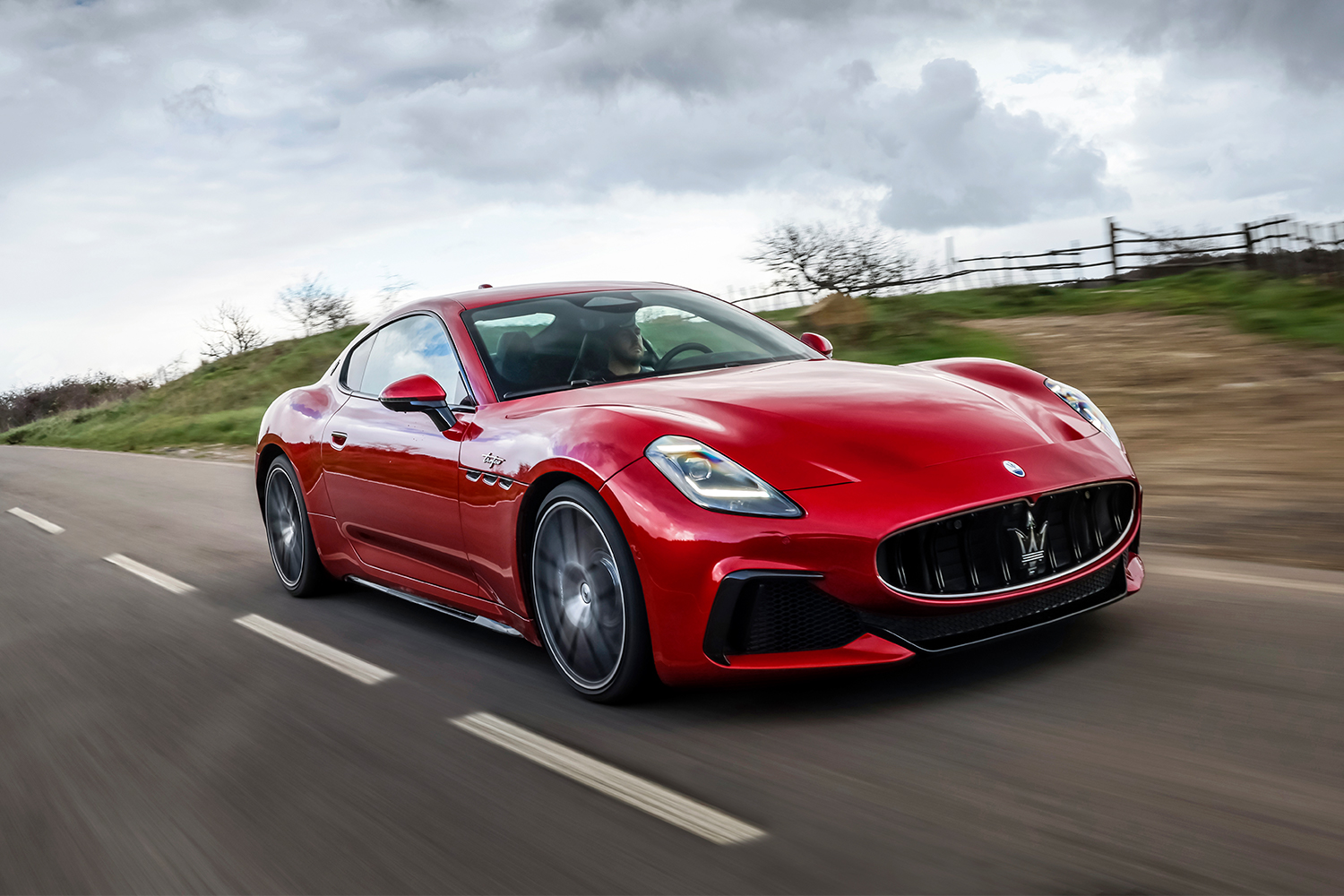 La Maserati GranTurismo Trofeo 2024 rossa guida su una strada di campagna