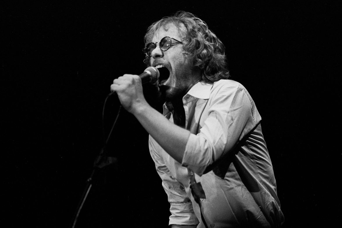 Warren Zevon performs onstage at the Park West, Chicago, Illinois, October 17, 1982.