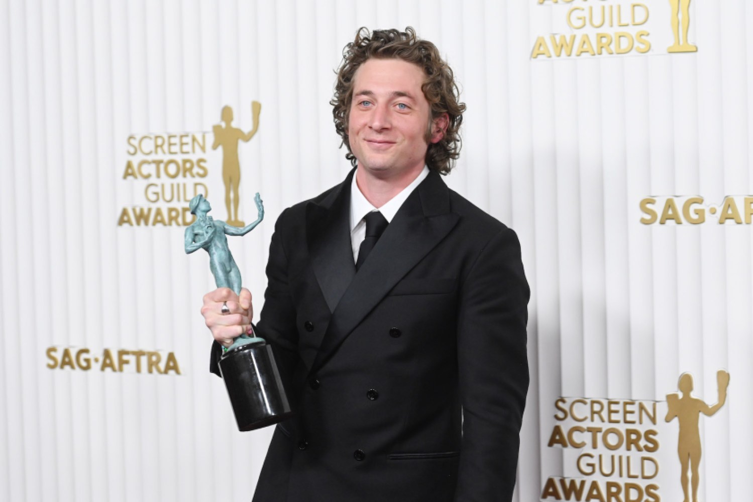 a photo of Jeremy Allen White at the 2023 SAG Awards red carpet