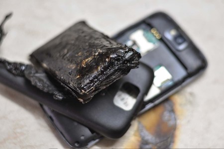 Mobile phone battery explodes and burns due to overheat