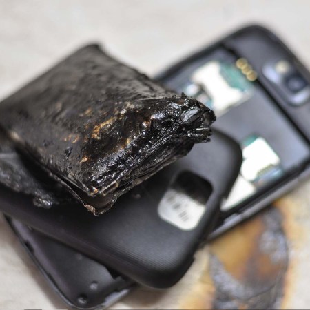 Mobile phone battery explodes and burns due to overheat