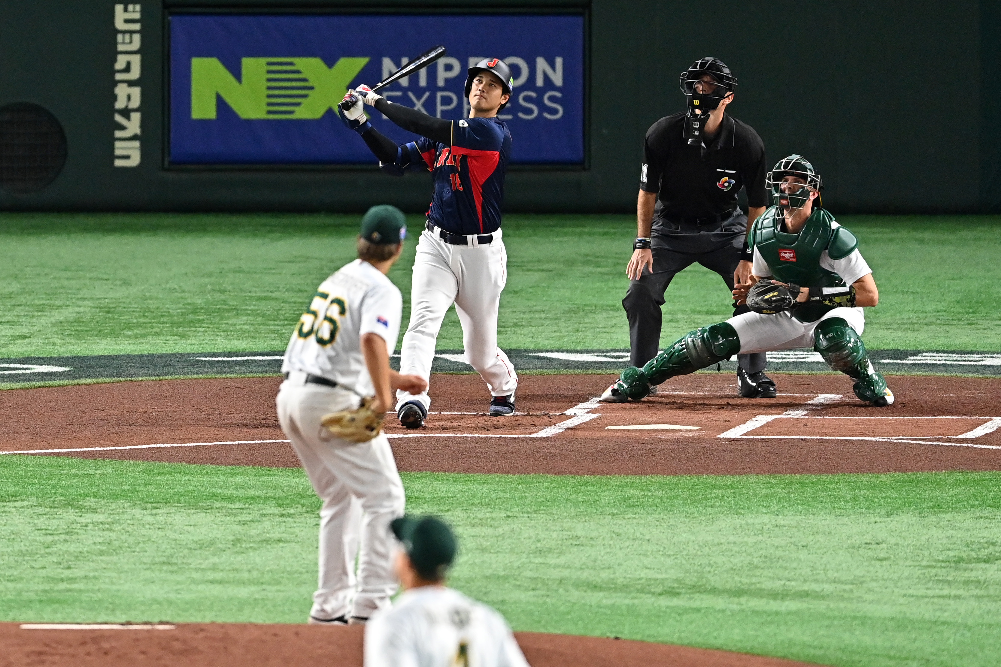Ohtani hits a home run at the World Baseball Classic.