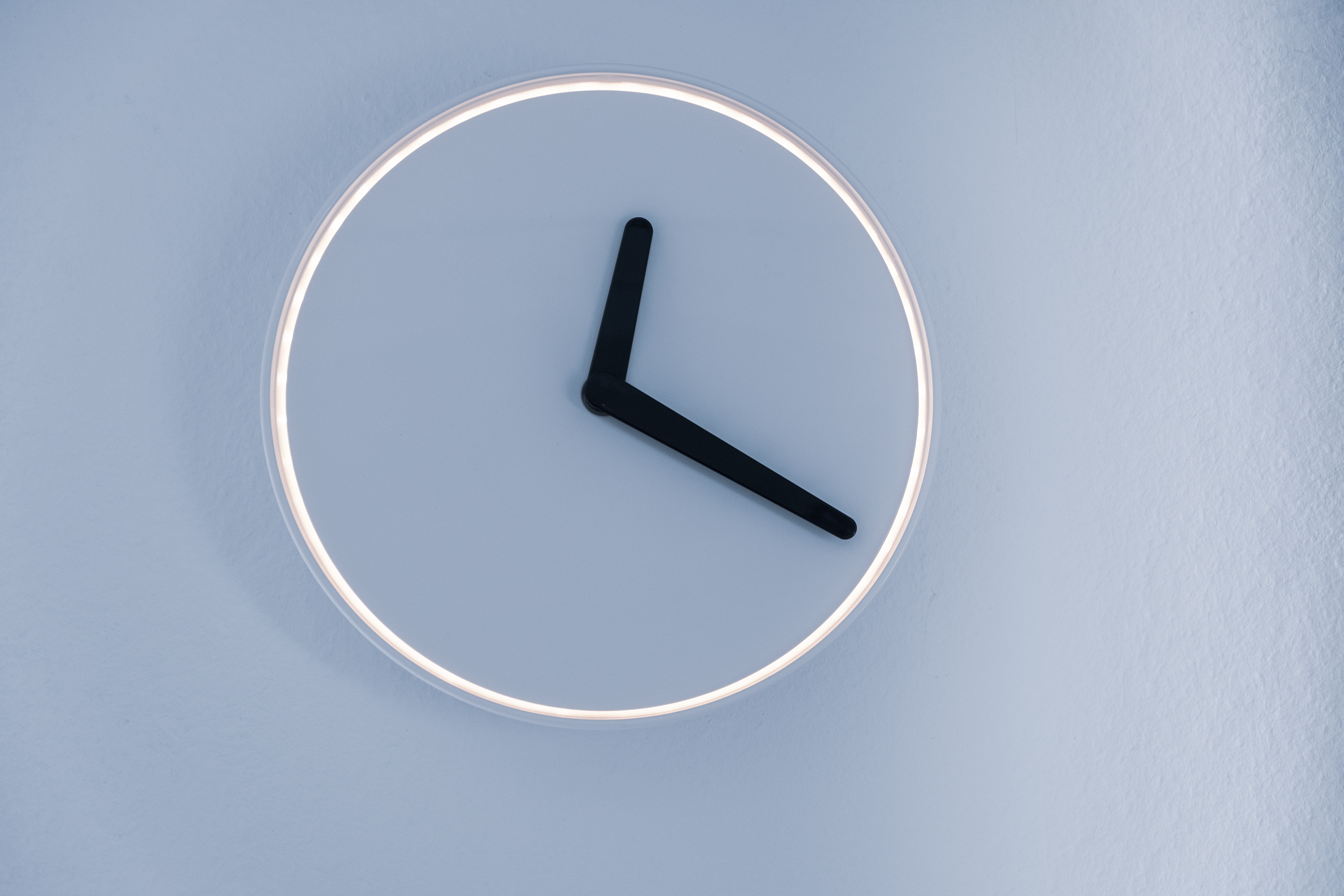 A minimalistic clock. What is time affluence? And how can you become a more time affluent person?