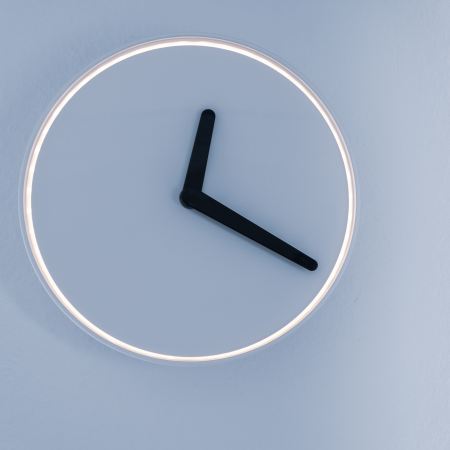 A minimalistic clock. What is time affluence? And how can you become a more time affluent person?