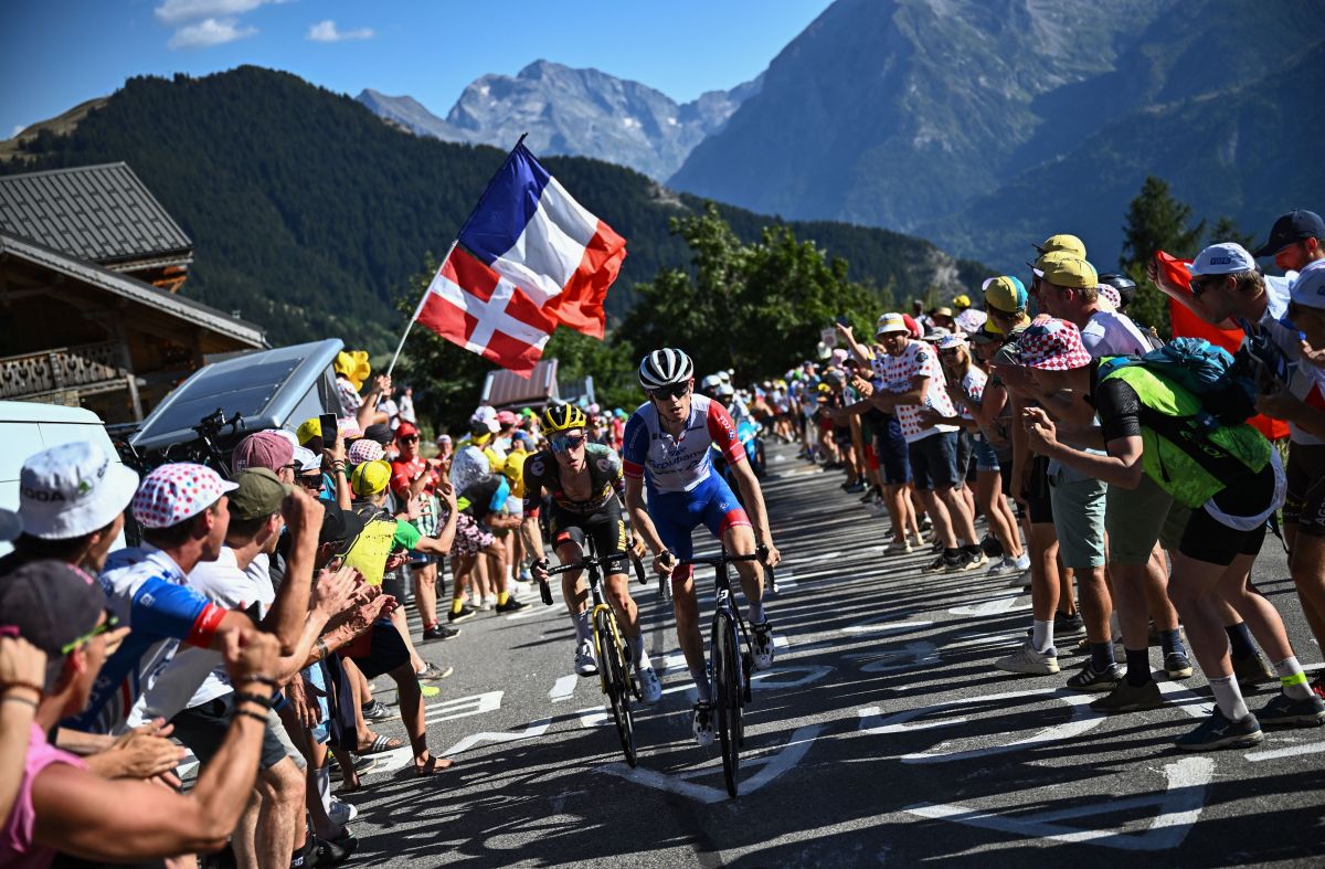A show of cyclists rumbling through the Alps.
