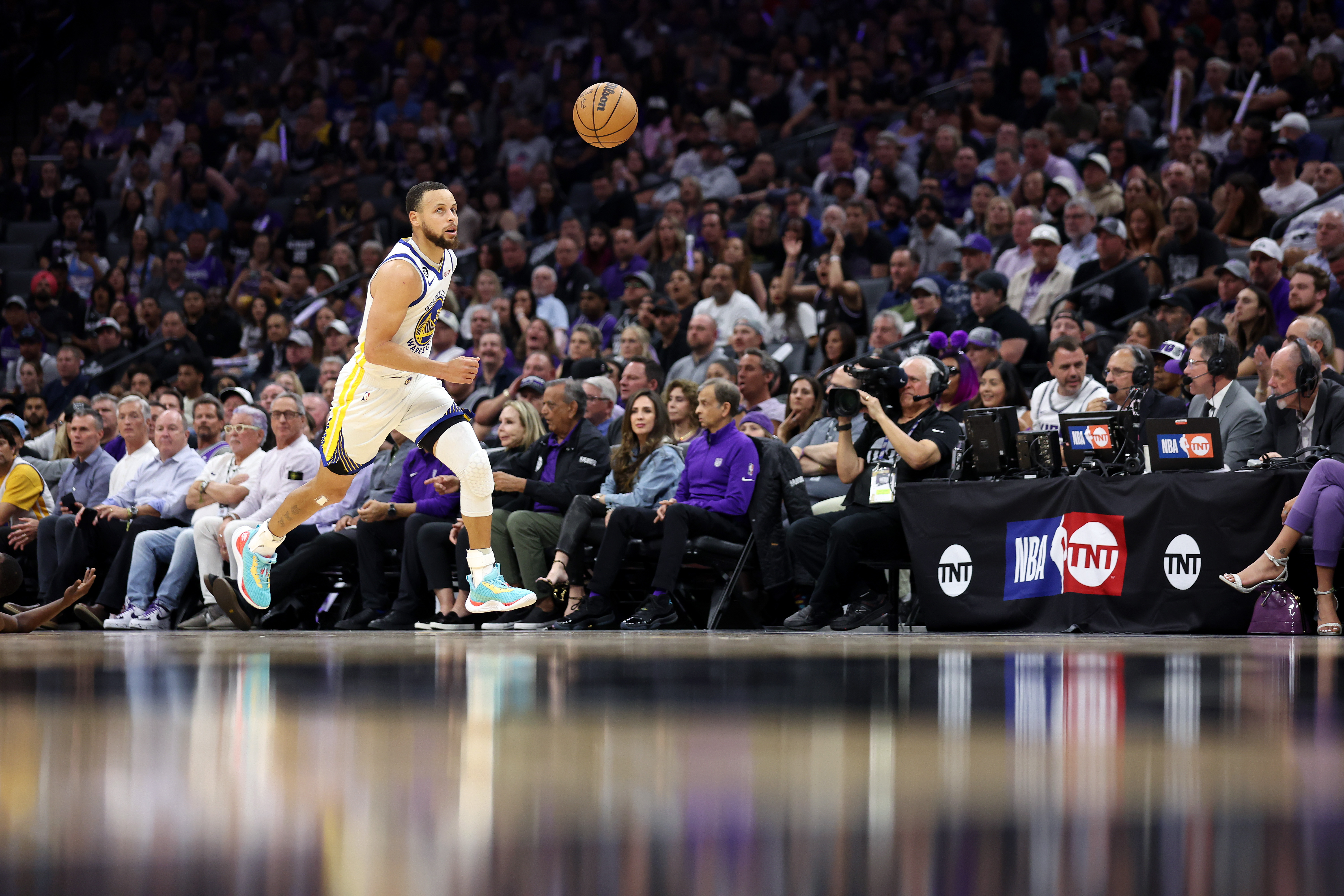 Steph Curry running calmly after the basketball.