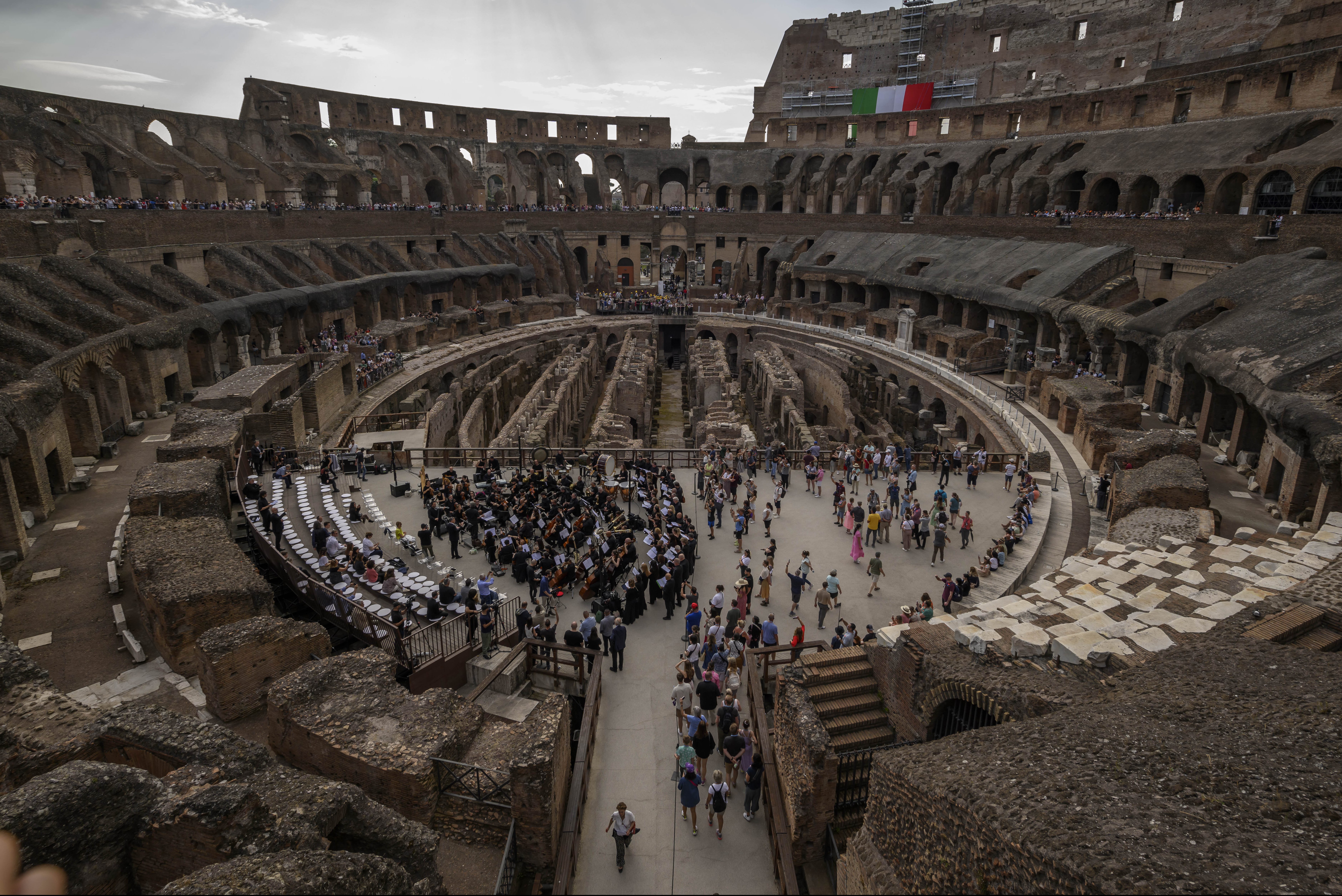L’Italia propone un Colosseo a Roma per Zuckerberg-Muskbot