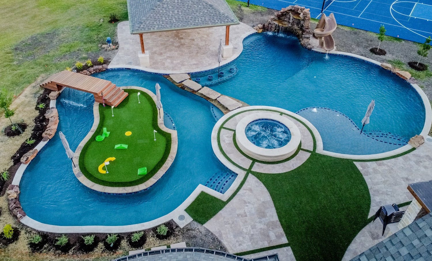 A pool, hot tub, lazy river and putting green.