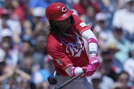 Elly De La Cruz of the Reds gets a hit.