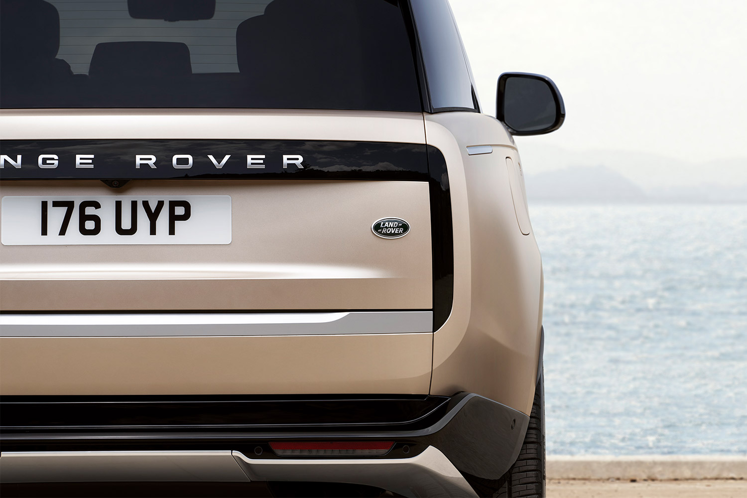 The rear end of the new 2023 Range Rover