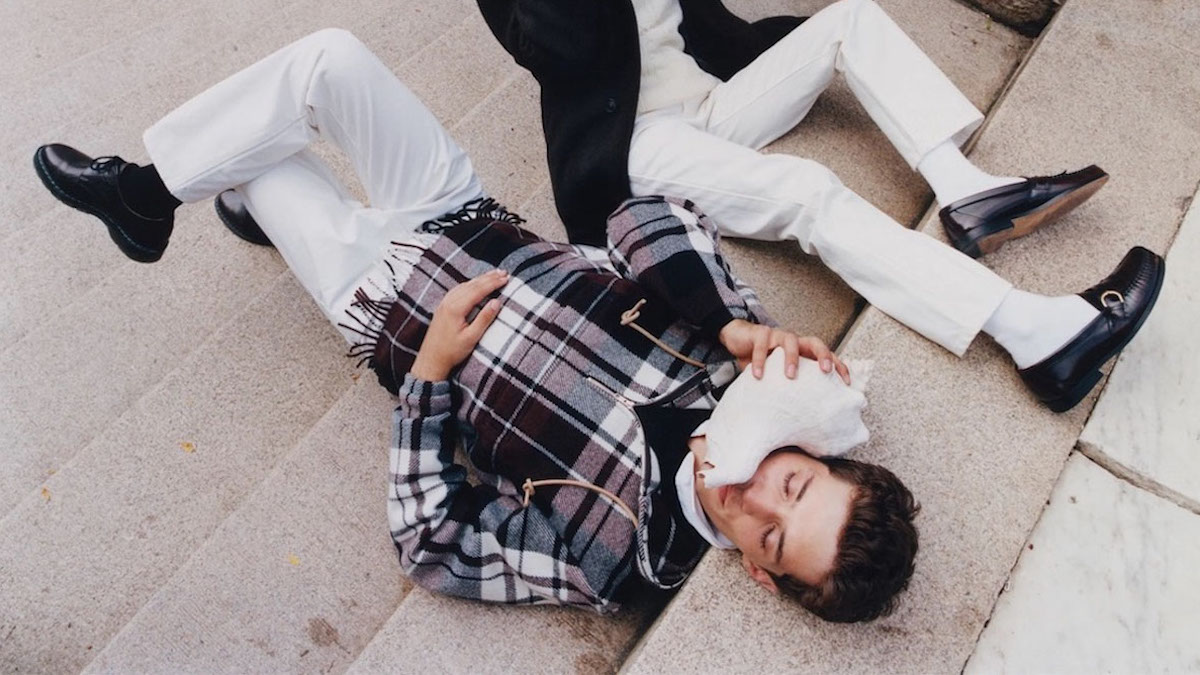 two models in noah clothing