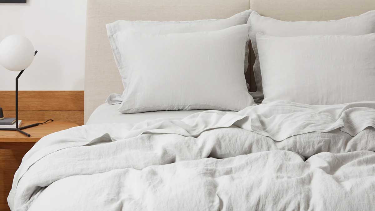 Parachute's Linen Sheet Set in Fog.