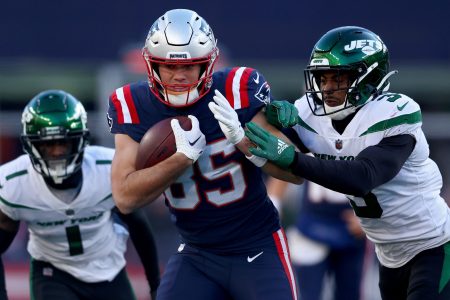Hunter Henry of the Patriots carries the ball against the Jets.