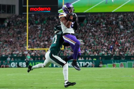 Justin Jefferson of the Vikings catches the ball against the Eagles.