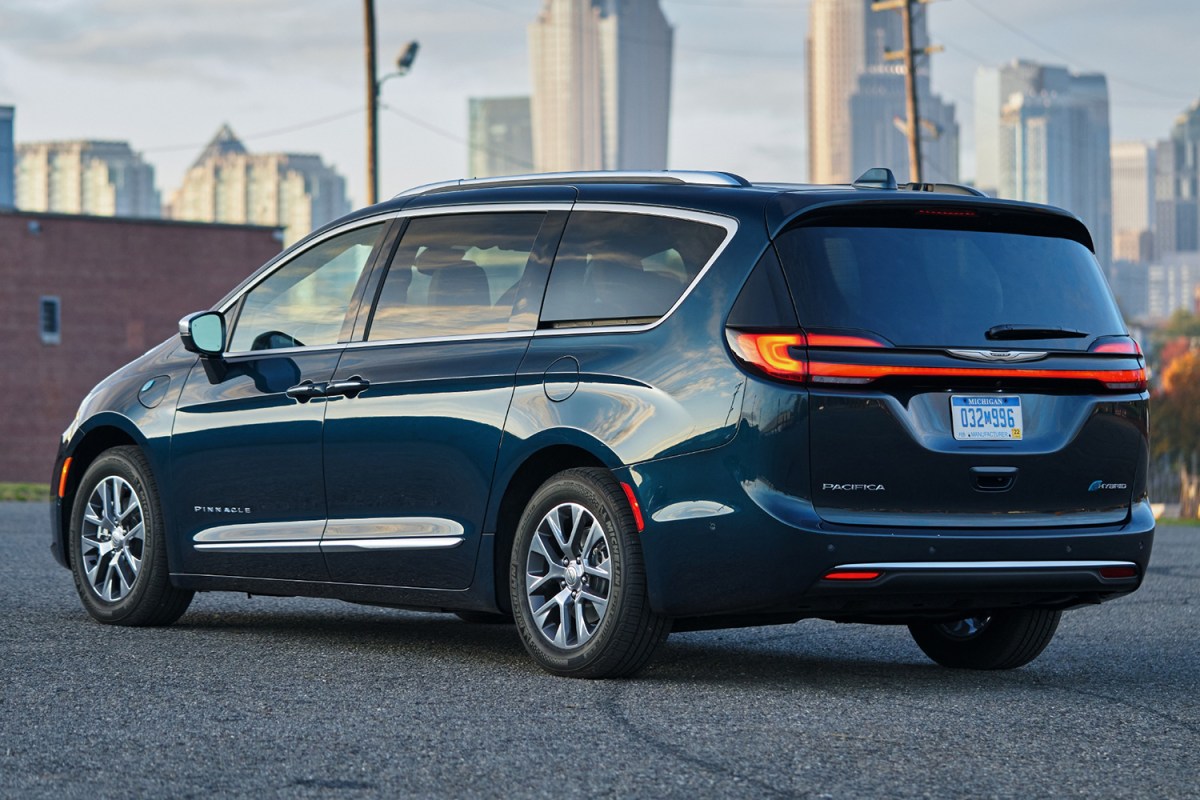 Review: This Chrysler Minivan May Convince You to Ditch the SUV