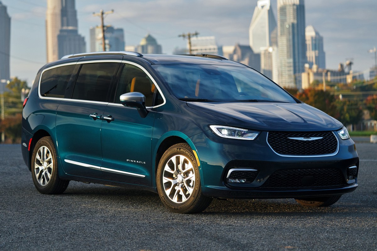Review: This Chrysler Minivan May Convince You to Ditch the SUV
