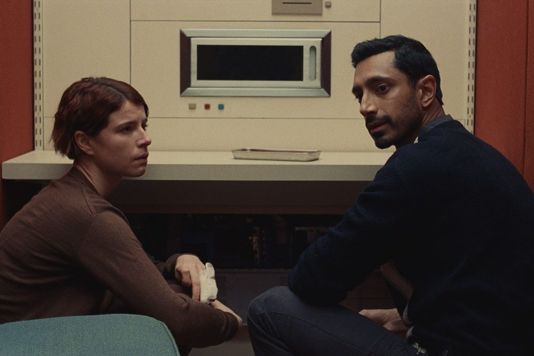 Jessie Buckley and Riz Ahmed in "Fingernails"