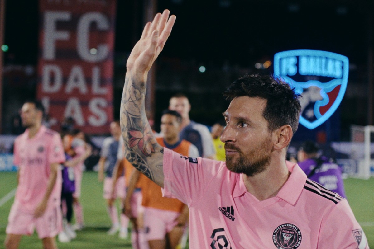 Lionel Messi waving in inter miami jersey