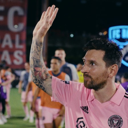 Lionel Messi waving in inter miami jersey