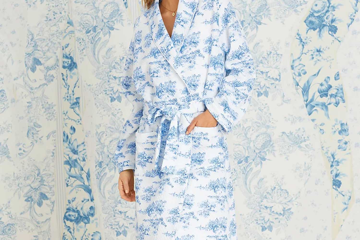 Eileen West French Toile Diamond Quilt Long Wrap Robe