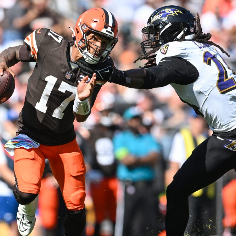 Cleveland's Dorian Thompson-Robinson avoids pressure from Jadeveon Clowney.