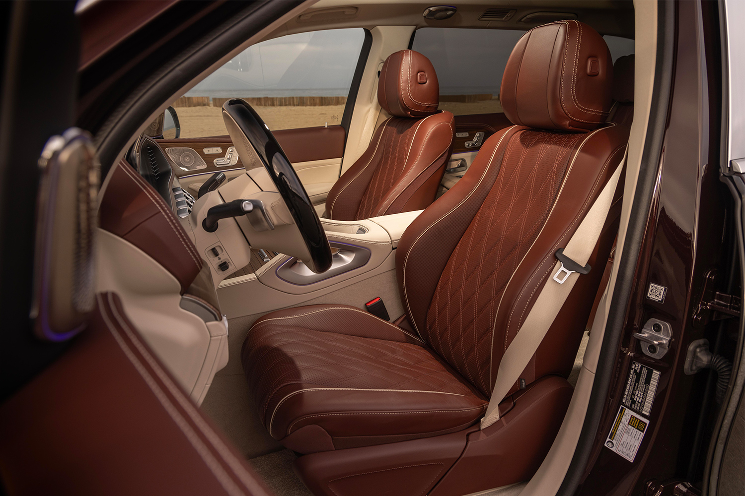 Передние сиденья Mercedes-Maybach GLS 600 2024 года выпуска.