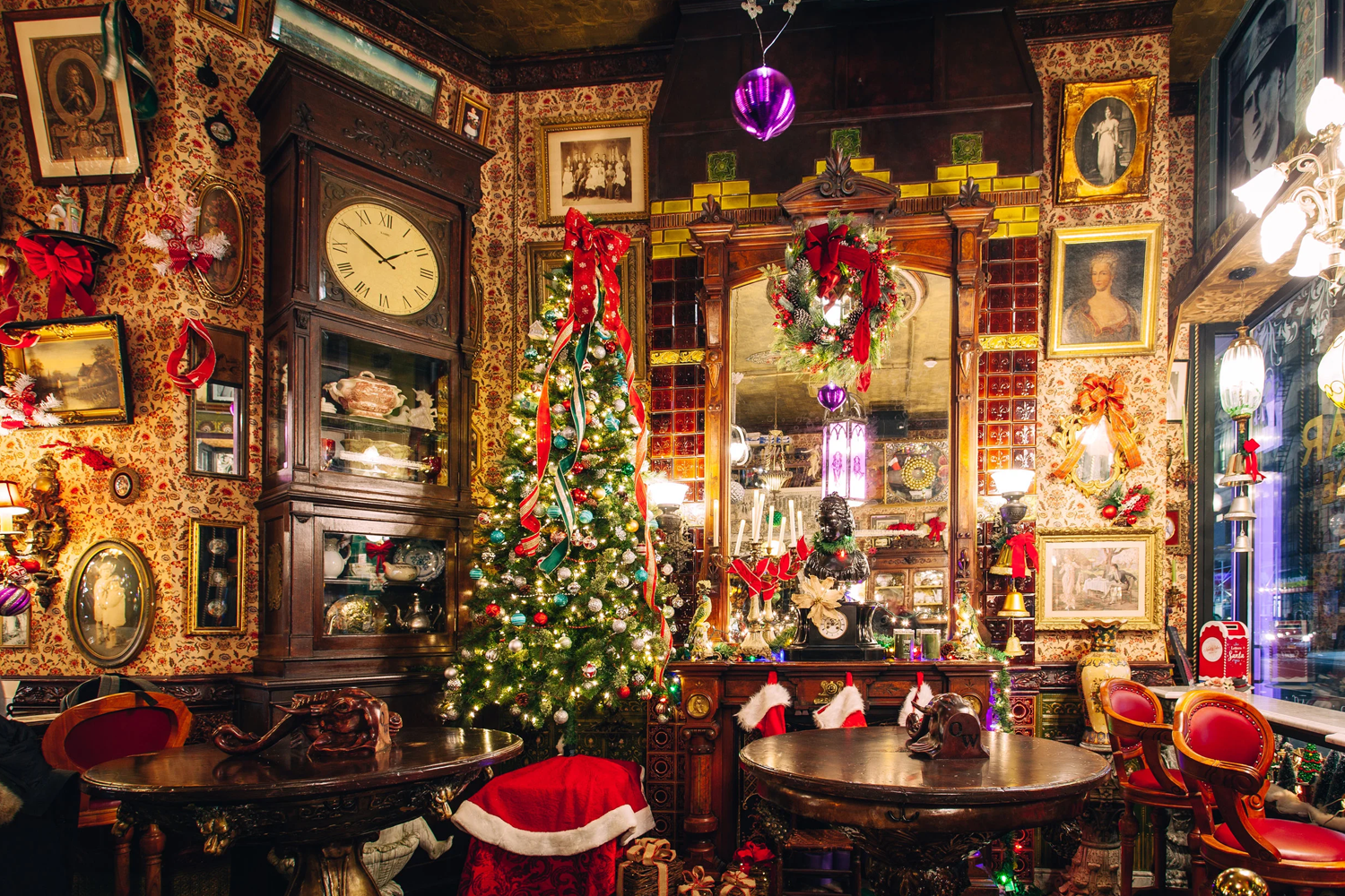 Oscar Wilde dressed to the nines for the holidays