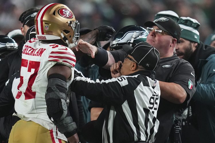 Dre Greenlaw of the 49ers gets into an altercation with Dom DiSandro of the Eagles.