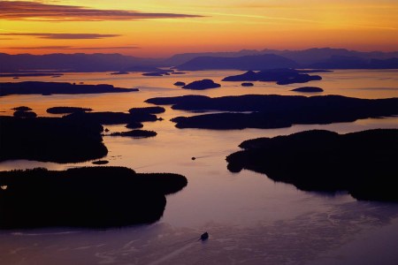 The San Juan Islands in Washington at sunset. Our guide to the Pacific Northwest area includes information on the four main islands: Orcas, San Juan, Lopez and Shaw.