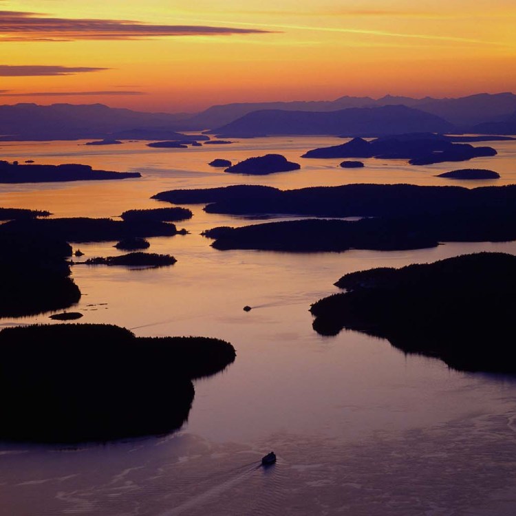 The San Juan Islands in Washington at sunset. Our guide to the Pacific Northwest area includes information on the four main islands: Orcas, San Juan, Lopez and Shaw.