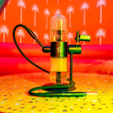 Stüdenglass Gravity Infuser on a terrazzo table in red and yellow lighting
