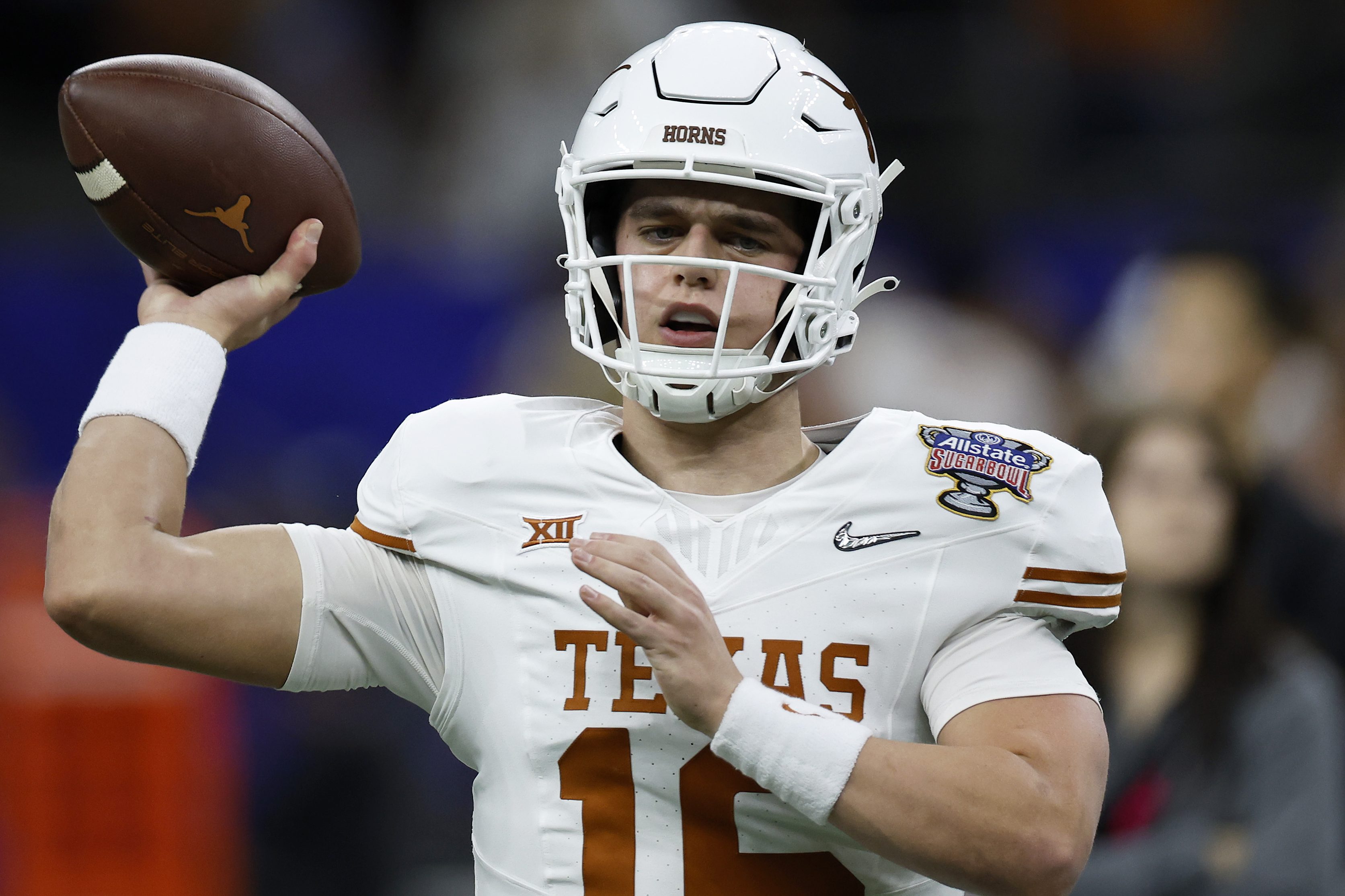 Arch Manning of the Texas Longhorns warms up prior to playing.