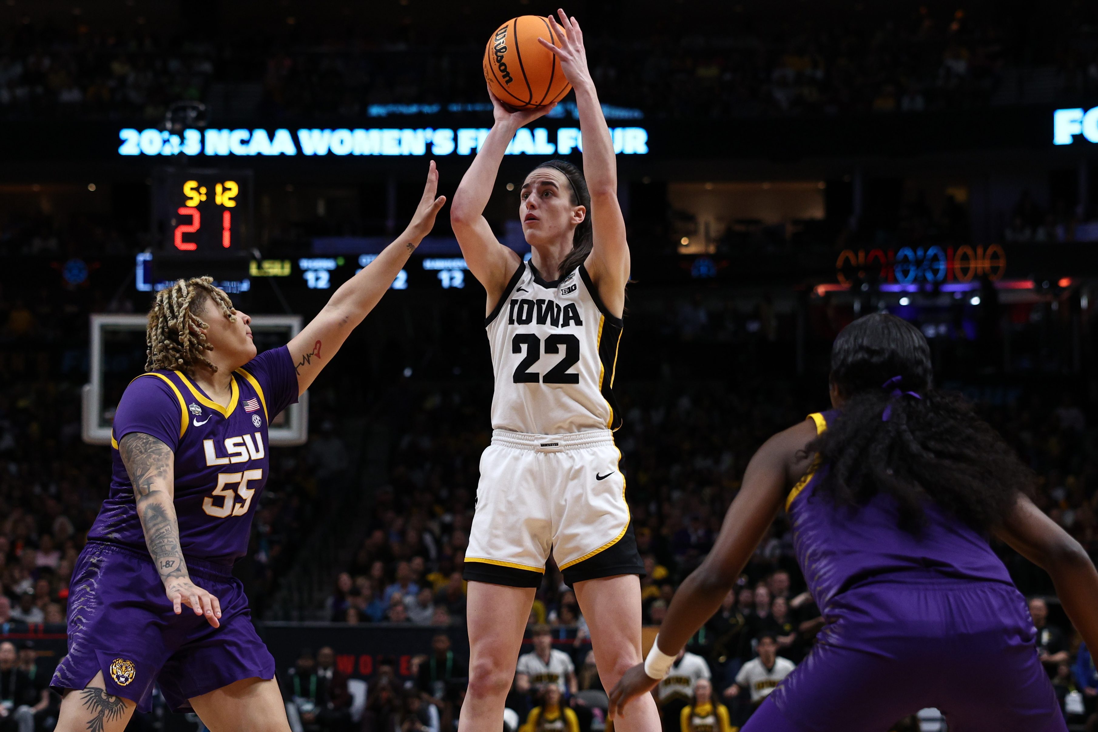 Caitlin Clark shoots the ball against LSU.