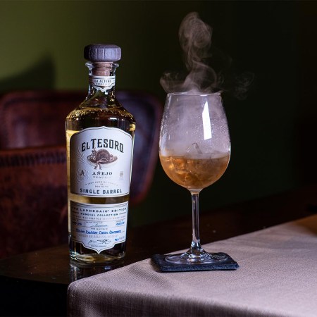 El Tesoro Mundial next to a smoky glass and an agave plant